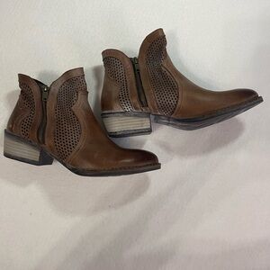 Sterling River Ankle Boots 10